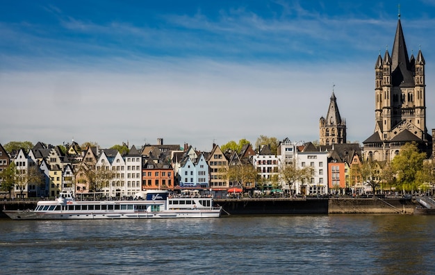 写真 ドイツのライン川沿いのケルンの景色