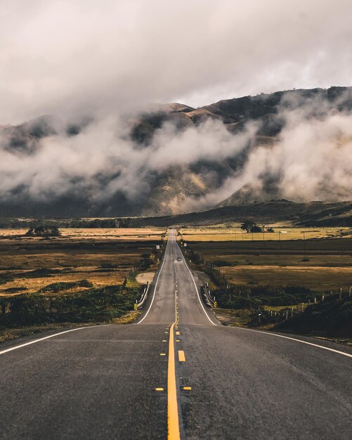 写真 景色に沿った田舎道路の景色