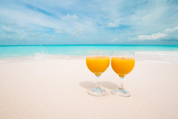 写真 空に向かってビーチで飲む景色