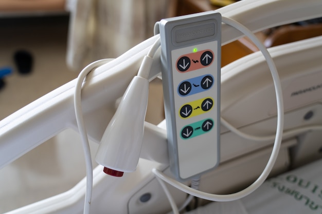 사진 병원에서 환자 침대를 조정하기위한 비상 버튼 및 리모콘보기.
