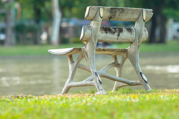 写真 公園のフィールドの空の椅子の景色