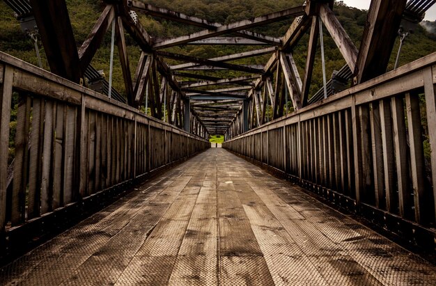 写真 空の歩道橋の景色