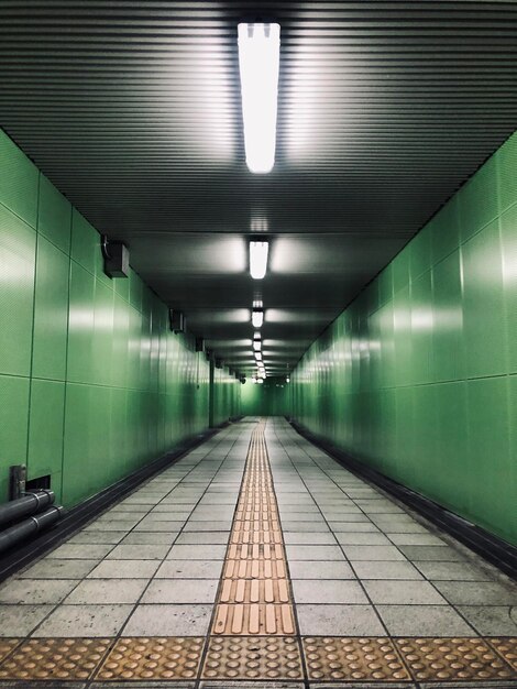 Фото Вид пустой станции метро