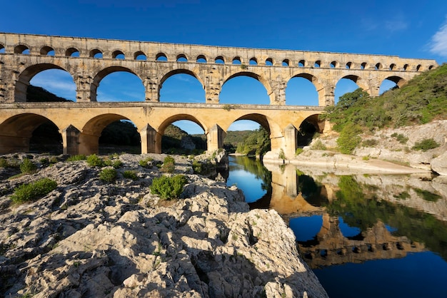 写真 フランスの有名なポン デュ ガール旧ローマ水道橋の眺め