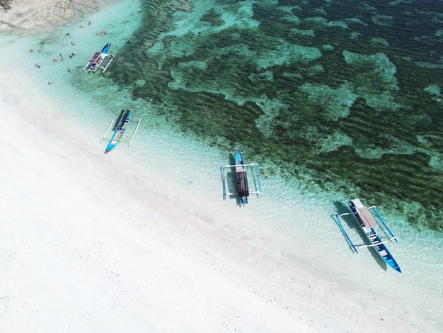 Фото Вид рыболовных лодок, наклонившихся на пляж