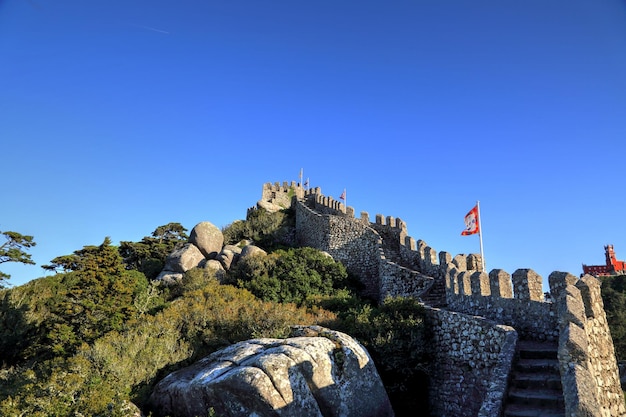 写真 明るい青い空に照らされた要塞の景色