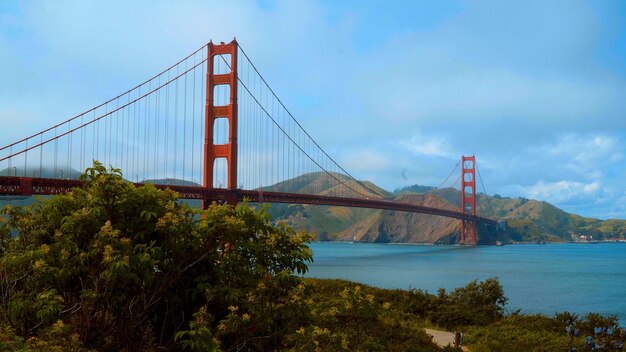 写真 空に照らされたゴールデン・ゲート・ブリッジの景色