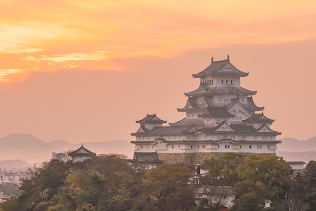Фото Вид на замок химэдзи (осенний сезон) в химэдзи, япония, на восходе солнца