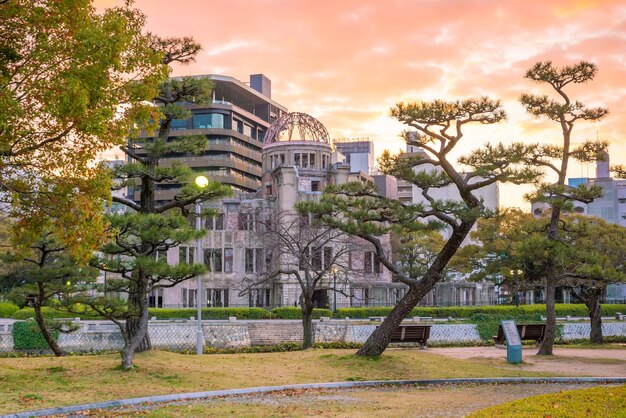 원자 폭탄 돔이 있는 히로시마 스카이라인의 전망. 일본의 유네스코 세계 문화 유산