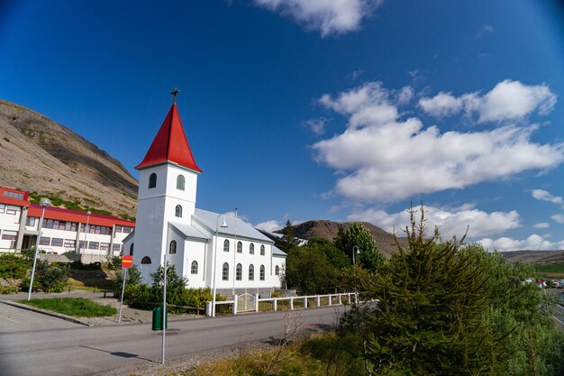 Patreksfjordur 도시, 여름 동안 웨스트 피요르드에서 아이슬란드 교회보기