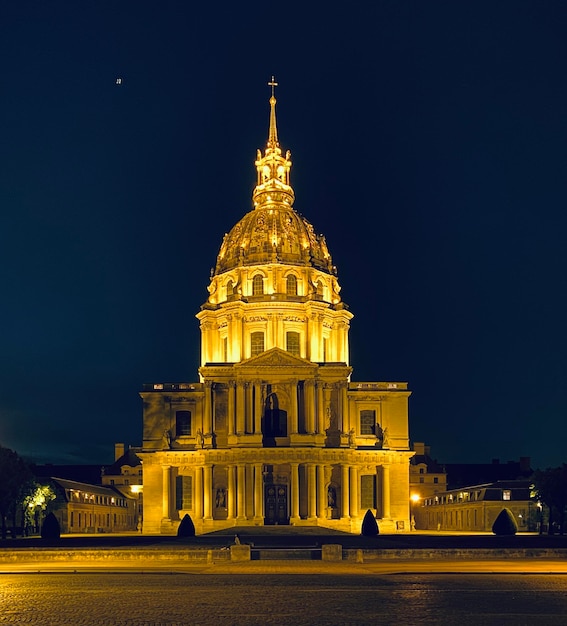 写真 明るい夜の空に照らされた建物の景色