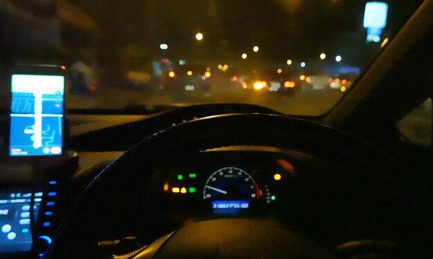 写真 夜に照らされた車の景色