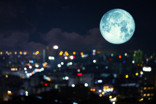 写真 夜空に照らされた街の景色