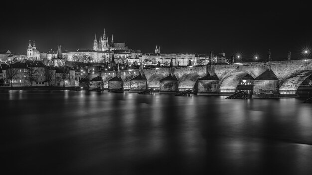 Фото Вид освещенного города ночью