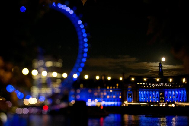 写真 夜に照らされた街の景色