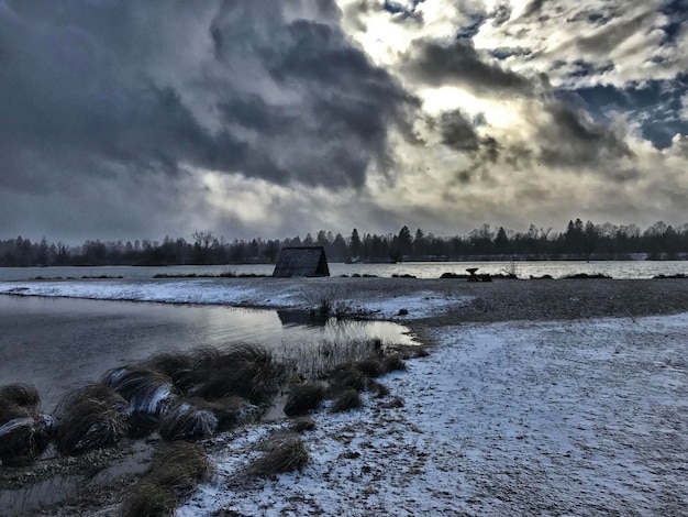 Фото Вид озера на облачном небе зимой