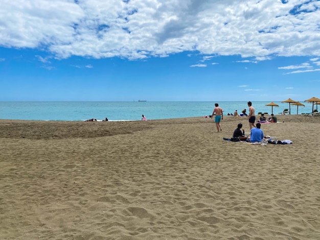 여름에 말라가 시에서 Malagueta 해변의 보기