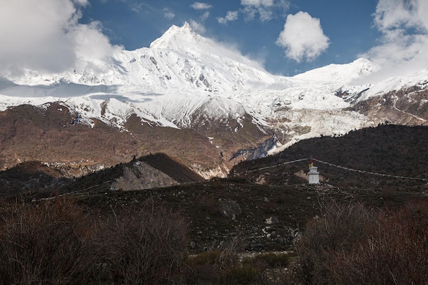 写真 マナスルヒマラヤ地域の山の斜面と山頂の眺め