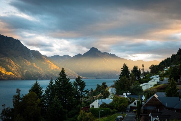 写真 雲の空を背景にした山の景色