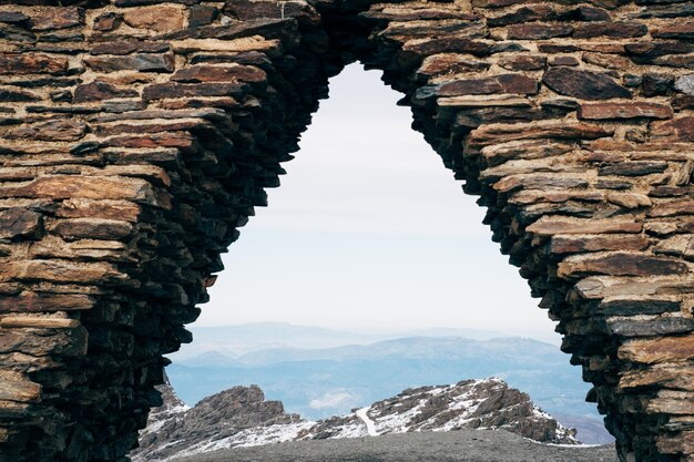 写真 天空を背景にした山の景色