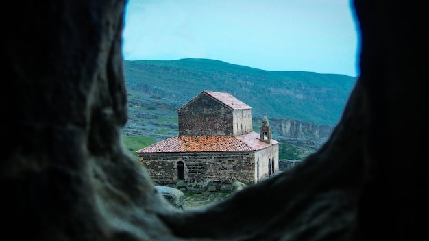 사진 오래된 교회 의 창문 을 통해 볼 수 있는 풍경