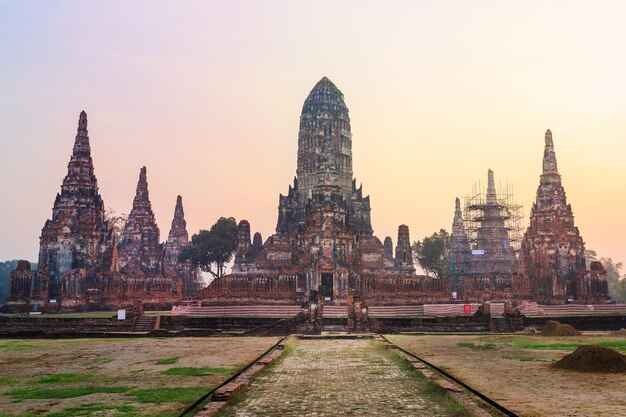 写真 古い寺院の建物の向こうの景色