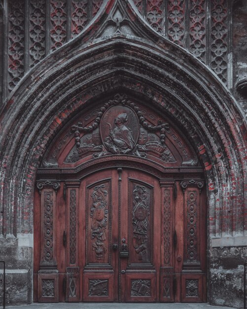 Фото Вид украшенной двери в храме