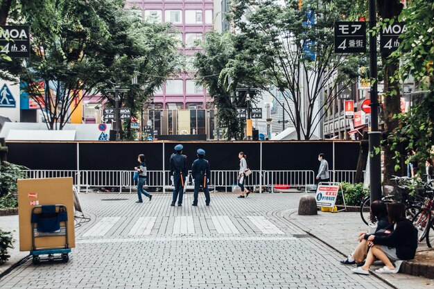 写真 都市の歩行者通路の人々の景色