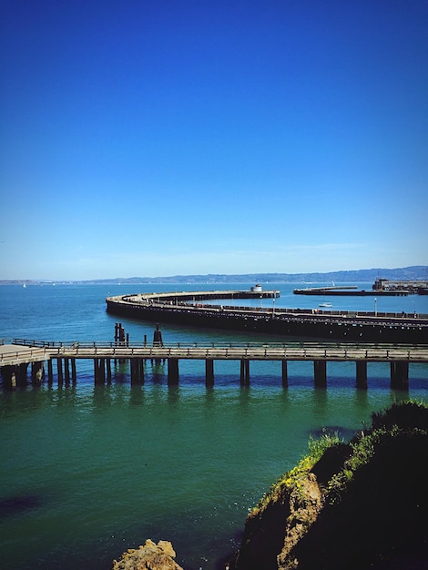 写真 海上の埠頭の景色