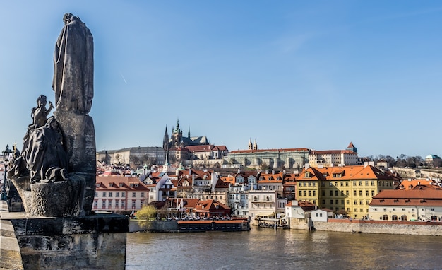 写真 チェコ共和国プラハのカレル橋からのプラハ城の眺め