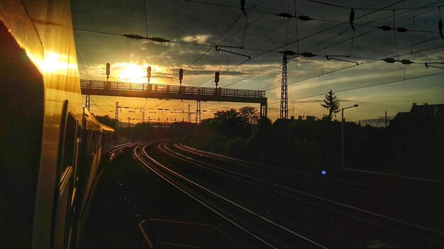 写真 夕暮れの鉄道線路の景色