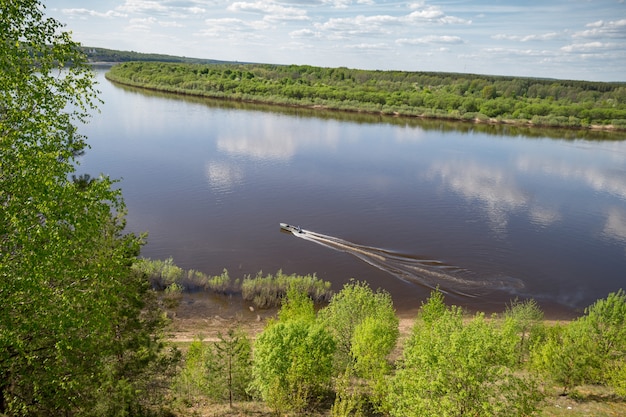 Фото Вид на реку с отражениями и голубое облачное небо