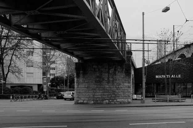 写真 建物に沿った道路の景色