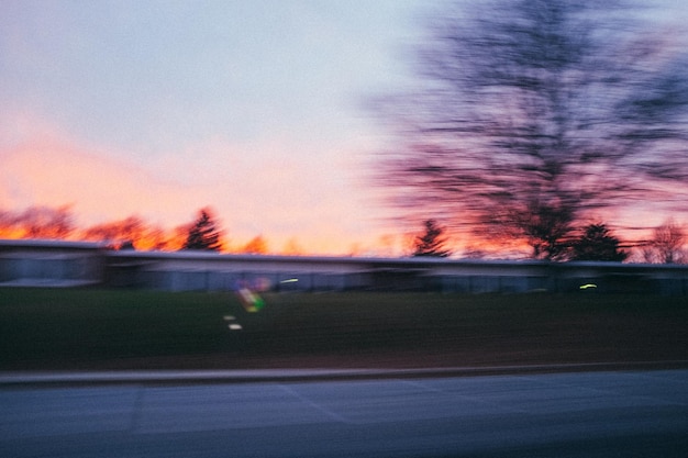 写真 夕暮れの道路の景色