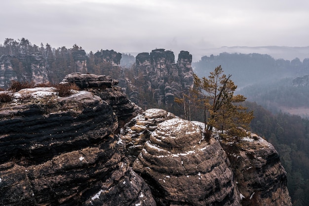 写真 空を背景にした岩の形成の景色