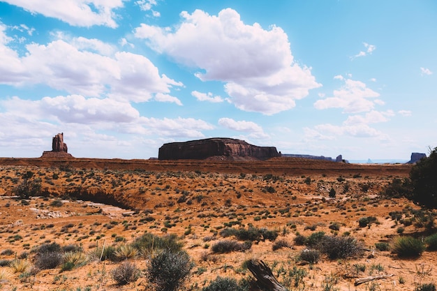 写真 天空を背景にした風景の岩層の景色