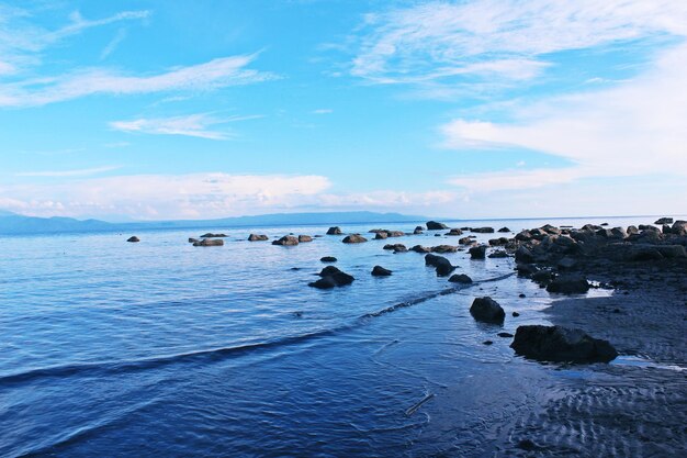 写真 空に照らされた海の景色