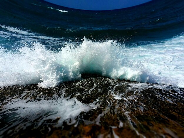 Фото Вид на море с брызгающими волнами