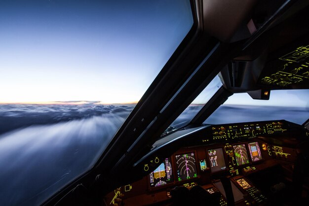 写真 飛行機の窓から見える空