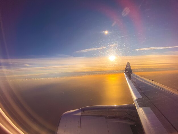 写真 飛行機の窓から見える空