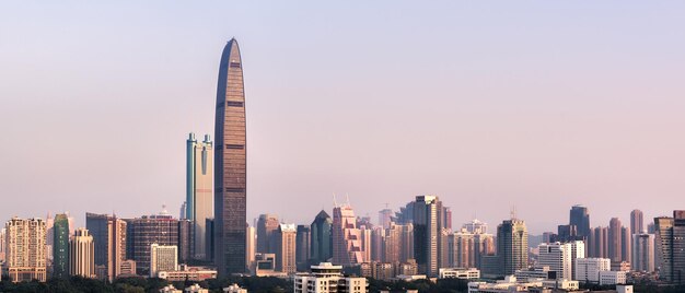 写真 晴れた空の背景に見える高層ビル