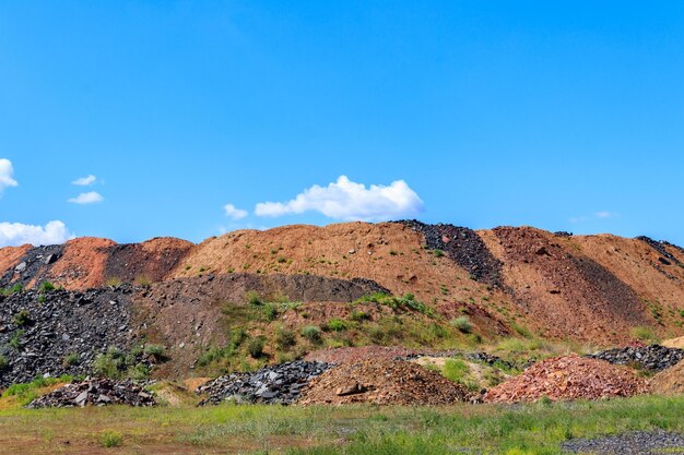 写真 鉄鉱石採石場のスラグの山の景色 鉱業