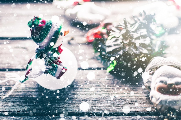 写真 雪の上にあるスノーマン