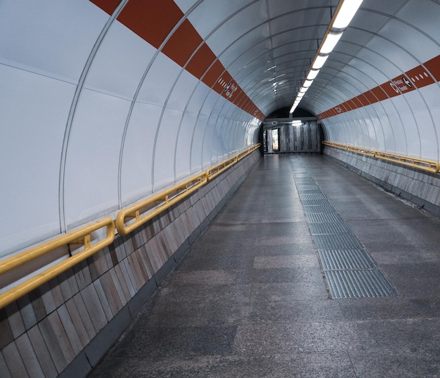 写真 地下鉄駅の移転トンネルの景色