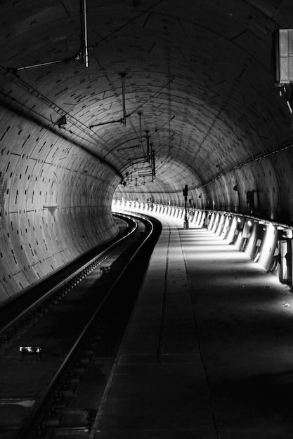 写真 地下鉄駅の景色