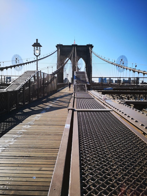写真 空に照らされた吊り橋の景色