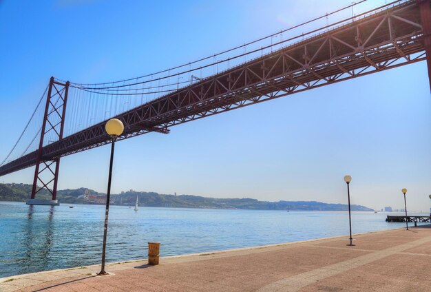 写真 空に照らされた吊り橋の景色