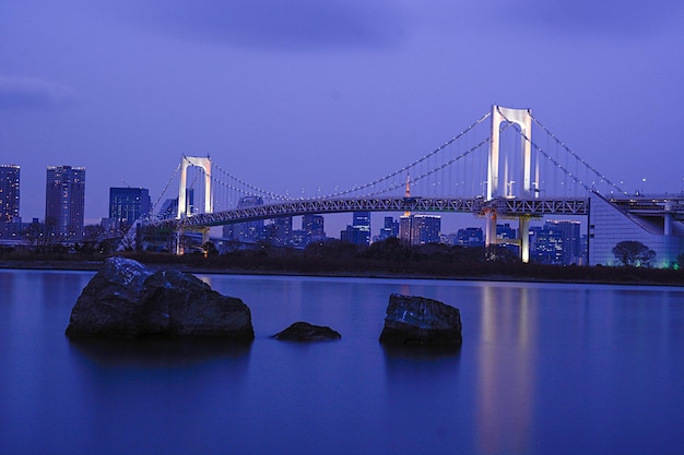 写真 夜の吊り橋の景色