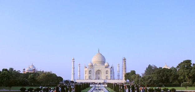 写真 澄んだ青い空の背景にあるタジ・マハルの景色