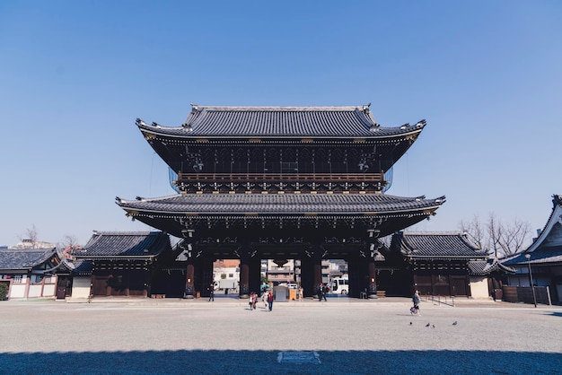 写真 明るい空に照らされた寺院の景色